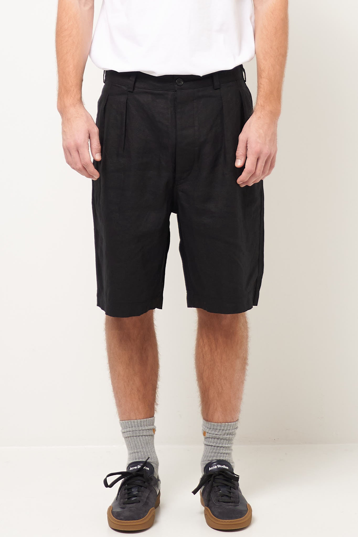 Pleated Linen Shorts Black