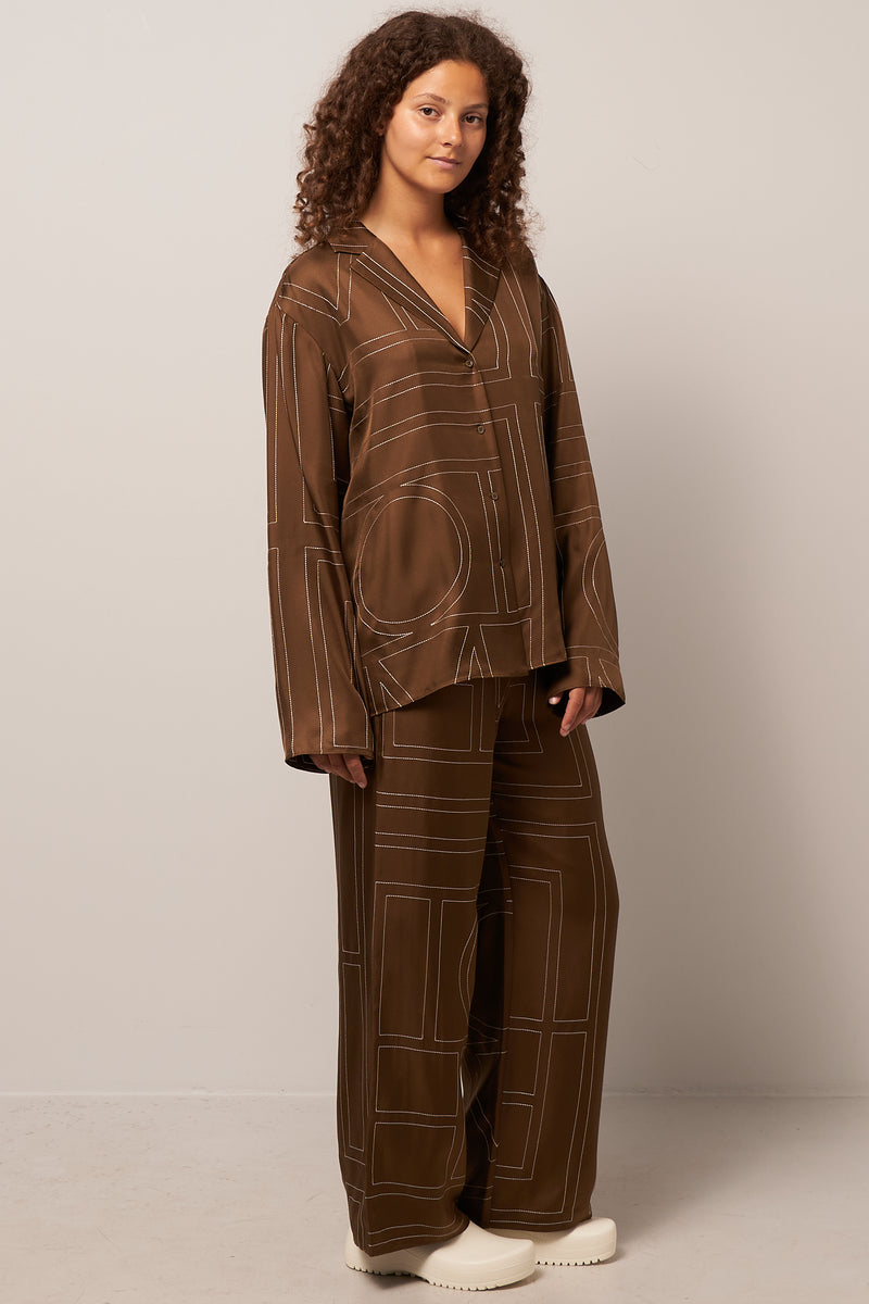 Monogram silk pj top mocha – Totême